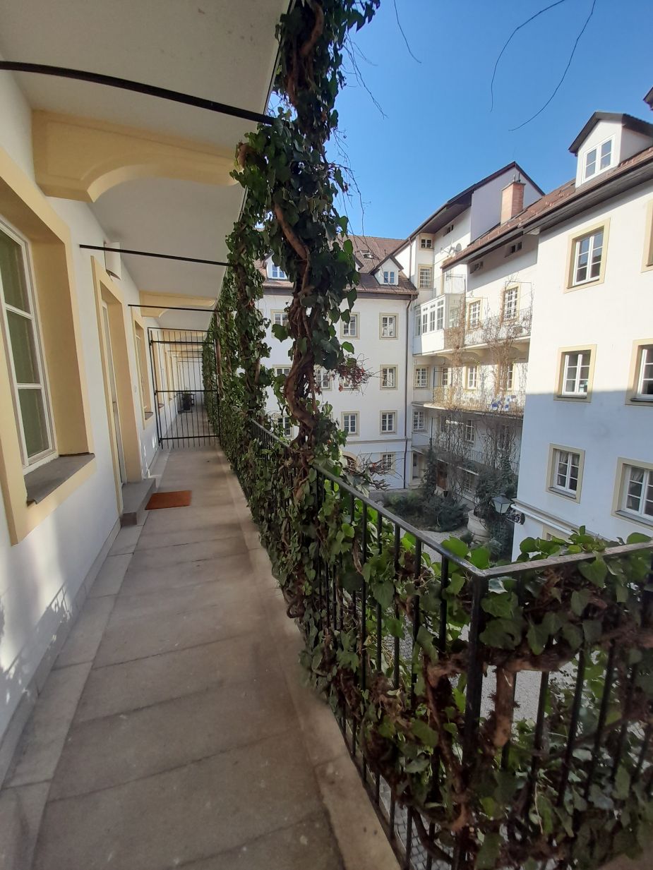 Prenájom administratívneho priestoru s parkovacím státim v atraktívnej časti Starého Mesta na Klariskej ulici.